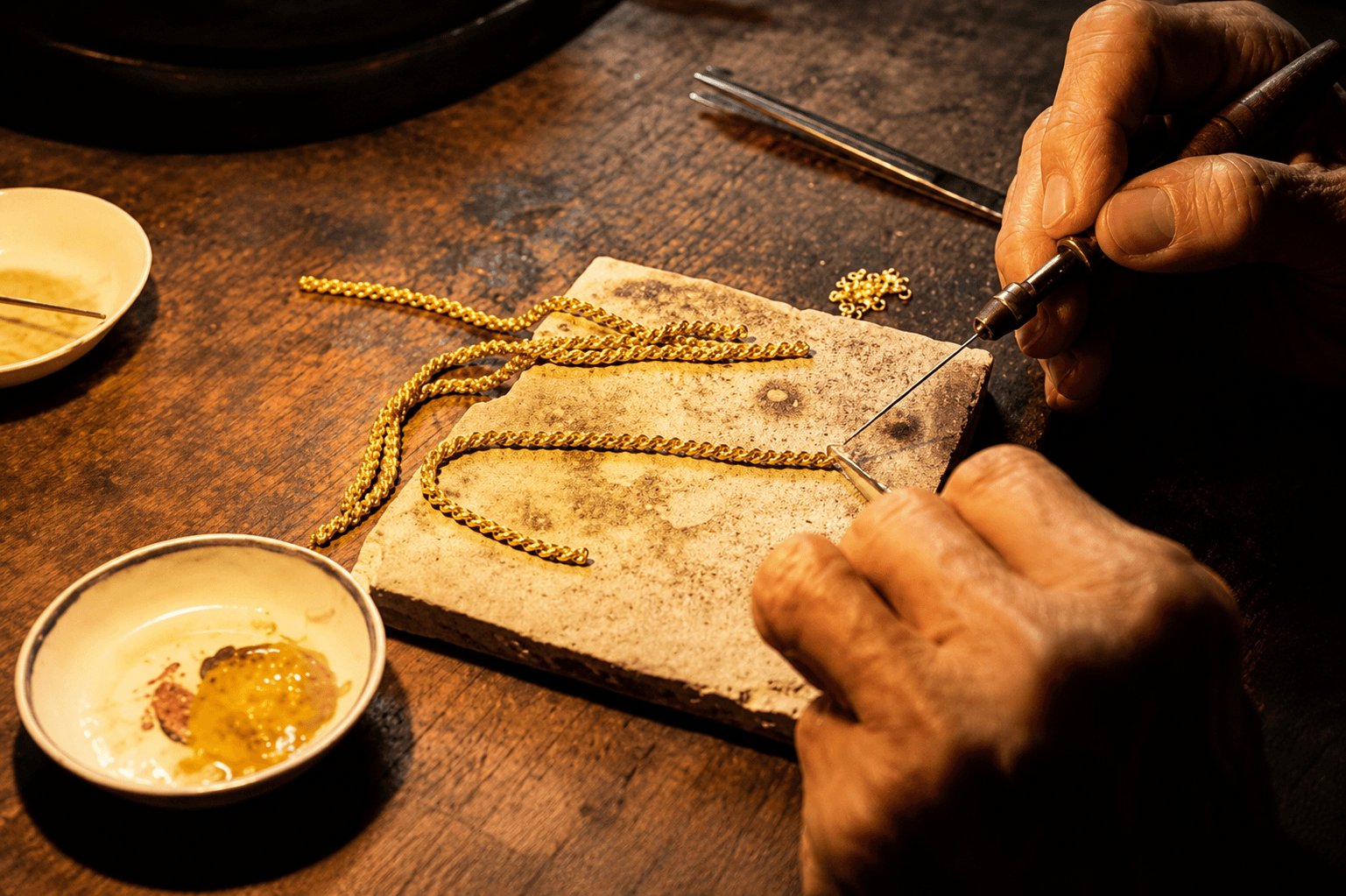 Goldsmith crafting jewellery